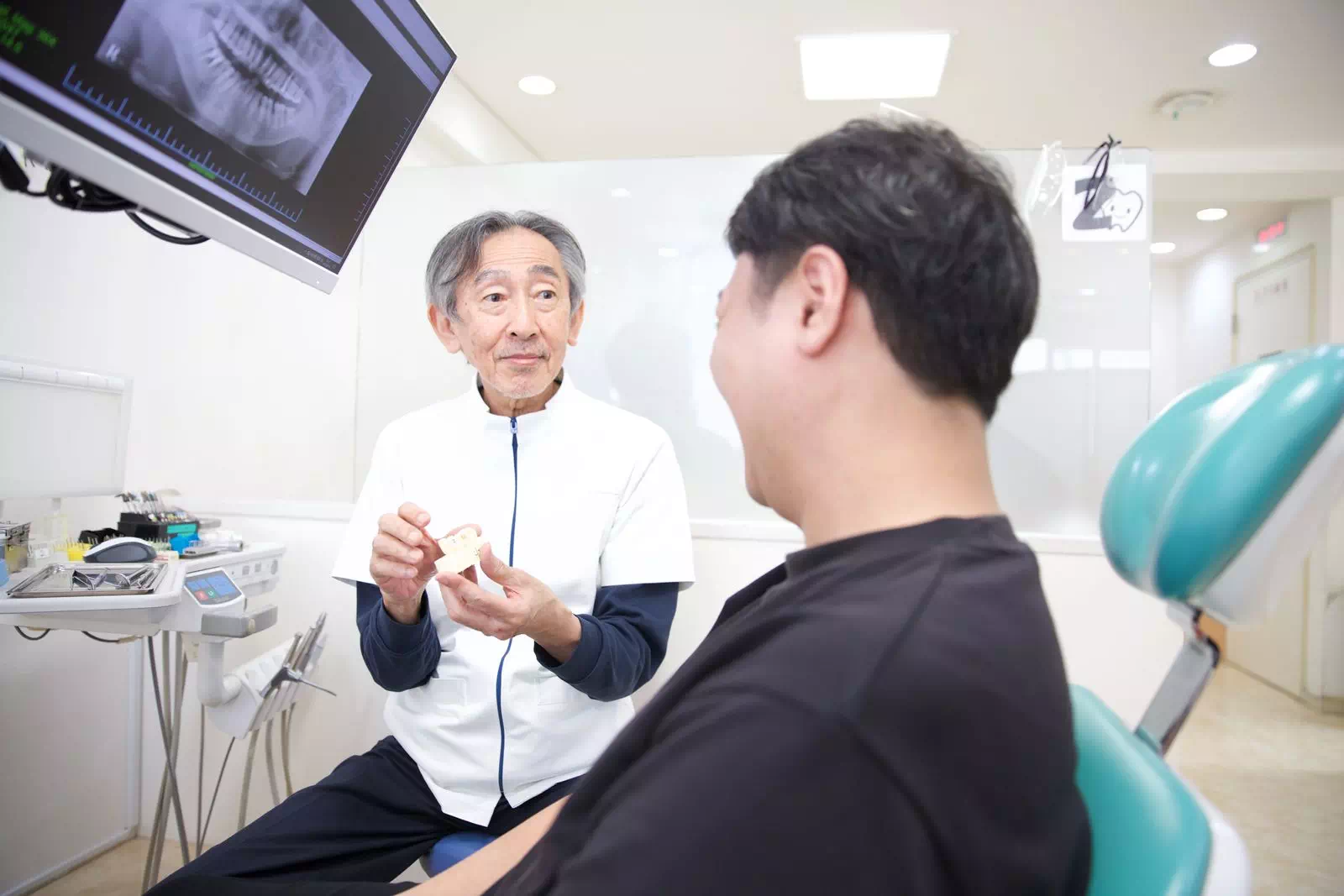 根管治療の説明をしている画像